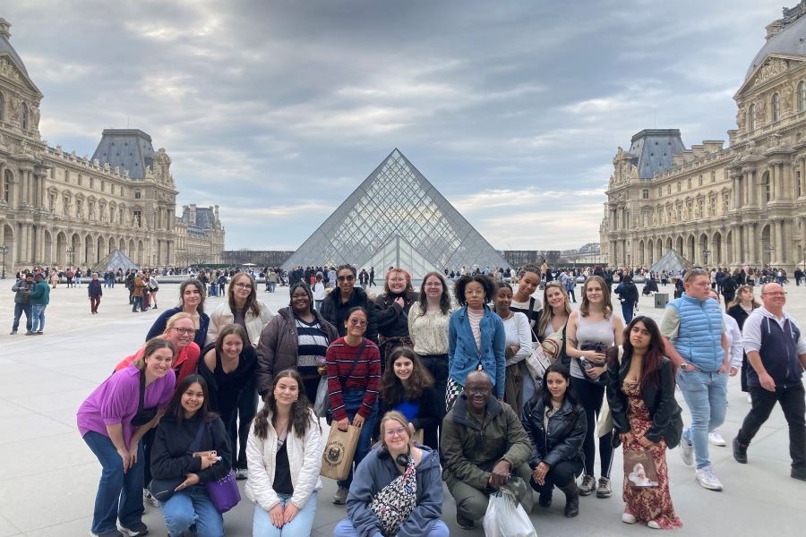 Group photo of students in Paris, France