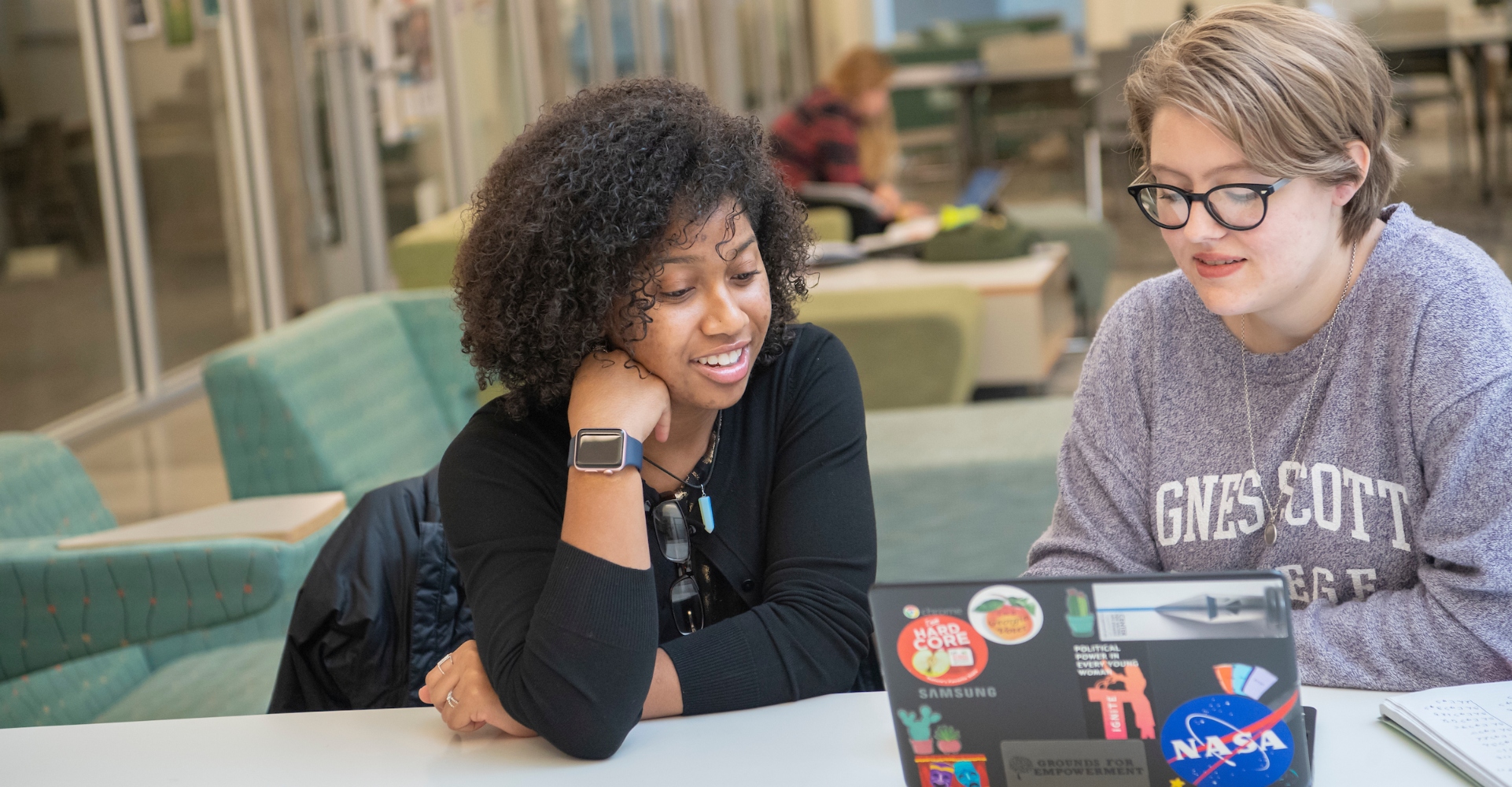 An Agnes Scott Summit advisor having a conversation with a student.