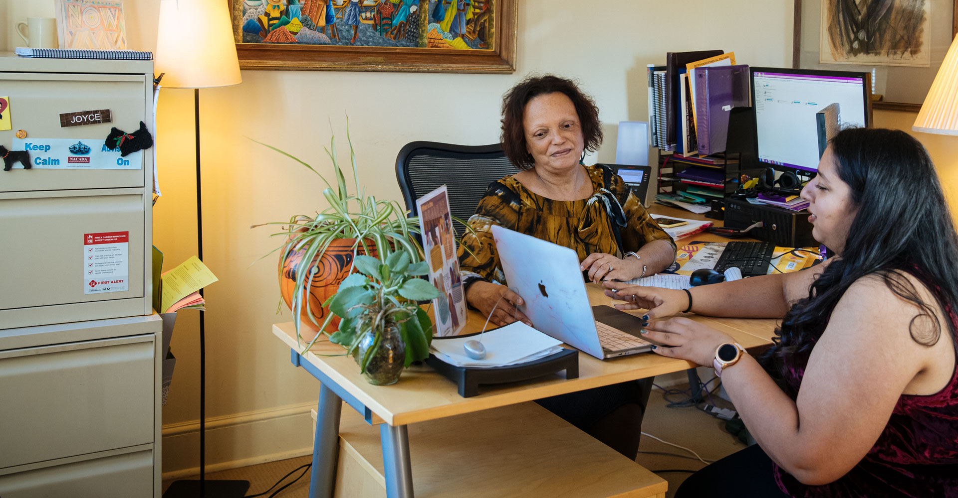 A student speaking with an Agnes Scott Summit advisor in an office.